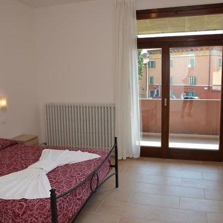 Trilocale Palazzo Garda Leilighet Garda  Eksteriør bilde